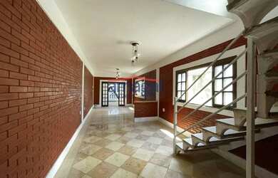 Imagem: A casa possui 3 Dormitórios, 3 Banheiros, 2 Vagas na garagem