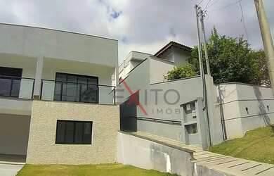 Imagem: A casa possui 3 Dormitórios, 5 Banheiros, 4 Vagas na garagem