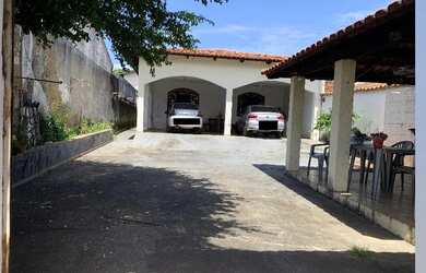 Imagem: A casa possui 3 Dormitórios, 2 Banheiros, 2 Vagas na garagem