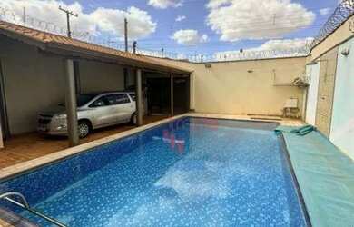 Imagem: A casa possui 2 Dormitórios, 4 Banheiros, 2 Vagas na garagem