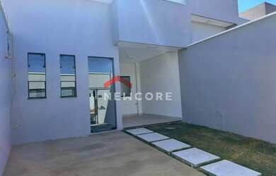 Imagem: A casa possui 3 Dormitórios, 2 Banheiros, 2 Vagas na garagem