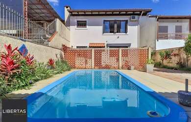 Imagem: A casa possui 3 Dormitórios, 4 Banheiros, 3 Vagas na garagem