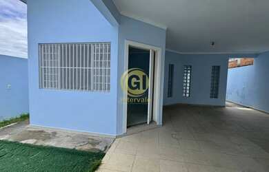 Imagem: A casa possui 3 Dormitórios, 2 Banheiros, 2 Vagas na garagem