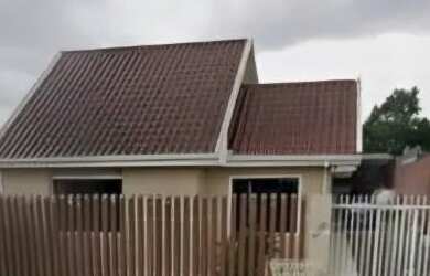 Imagem: A casa possui 3 Dormitórios, 2 Banheiros, 5 Vagas na garagem