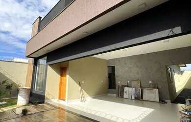 Imagem: A casa possui 3 Dormitórios, 2 Banheiros, 2 Vagas na garagem