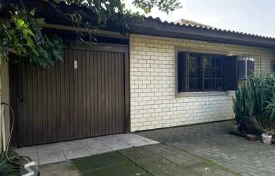 Imagem: A casa possui 3 Dormitórios, 1 Banheiro, 3 Vagas na garagem