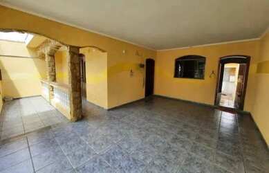 Imagem: A casa possui 3 Dormitórios, 2 Banheiros, 2 Vagas na garagem