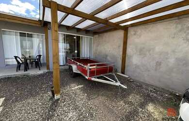 Imagem: A casa possui 3 Dormitórios, 2 Banheiros, 2 Vagas na garagem