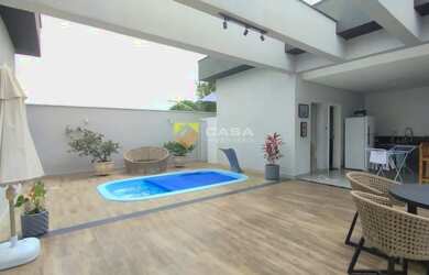 Imagem: A casa possui 4 Dormitórios, 3 Banheiros, 5 Vagas na garagem