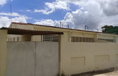 Imagem: A casa possui 4 Dormitórios, 3 Banheiros, 5 Vagas na garagem