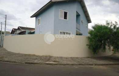 Imagem: A casa possui 3 Dormitórios, 3 Banheiros, 2 Vagas na garagem