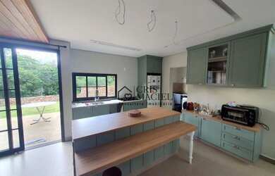 Imagem: A casa possui 2 Dormitórios, 3 Banheiros, 4 Vagas na garagem