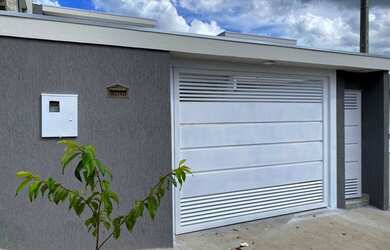 Imagem: A casa possui 3 Dormitórios, 1 Banheiro, 3 Vagas na garagem