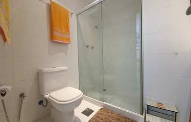 Imagem 15: Em frente ao Clube Piraquê. Vista Lagoa. 1 apartamento por andar. Elevador...