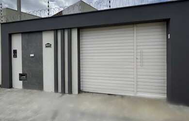 Imagem: A casa possui 2 Dormitórios, 2 Banheiros, 2 Vagas na garagem