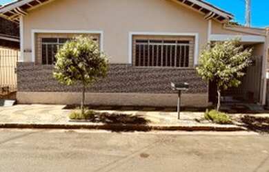 Imagem: A casa possui 3 Dormitórios, 2 Banheiros, 2 Vagas na garagem