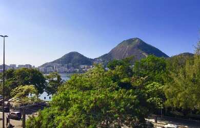 Imagem 4: Em frente ao Clube Piraquê. Vista Lagoa. 1 apartamento por andar. Elevador...