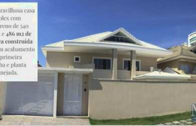 Imagem: A casa possui 4 Dormitórios, 4 Banheiros, 2 Vagas na garagem