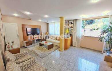 Imagem: A casa possui 5 Dormitórios, 3 Banheiros, 2 Vagas na garagem