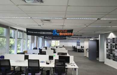 Imagem: O depósito possui 4 Vagas na garagem e 577m² de Área e está