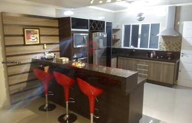 Imagem: A casa possui 3 Dormitórios, 3 Banheiros, 2 Vagas na garagem