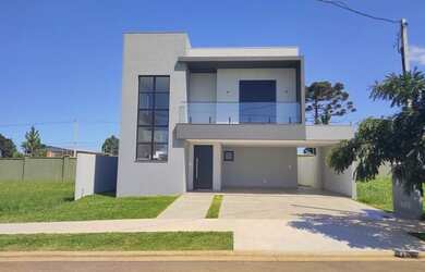 Imagem: A casa possui 4 Dormitórios, 1 Banheiro, 2 Vagas na garagem