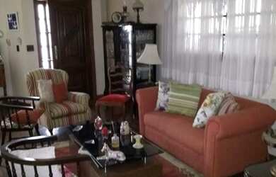 Imagem: A casa possui 4 Dormitórios, 4 Banheiros, 3 Vagas na garagem