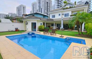 Imagem: A casa em condomínio possui 5 Dormitórios, 5 Banheiros, 4