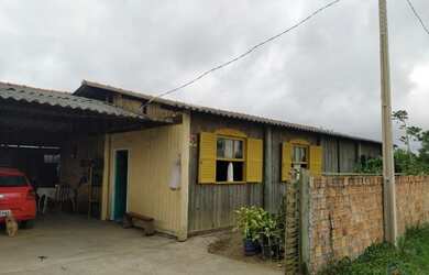 Imagem: A casa possui 3 Dormitórios, 2 Banheiros, 1 Vaga na garagem