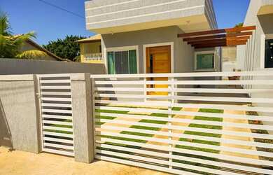 Imagem: A casa possui 3 Dormitórios, 1 Banheiro, 2 Vagas na garagem