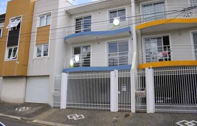 Imagem: A casa possui 3 Dormitórios, 1 Banheiro, 2 Vagas na garagem