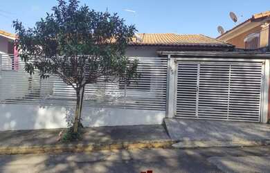 Imagem: A casa possui 3 Dormitórios, 2 Banheiros, 4 Vagas na garagem