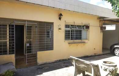 Imagem: A casa possui 3 Dormitórios, 2 Banheiros, 1 Vaga na garagem