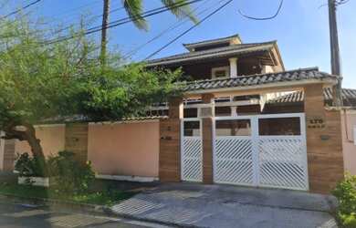 Imagem: A casa possui 5 Dormitórios, 4 Banheiros e está localizado