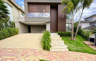 Imagem: A casa possui 4 Dormitórios, 5 Banheiros, 4 Vagas na garagem