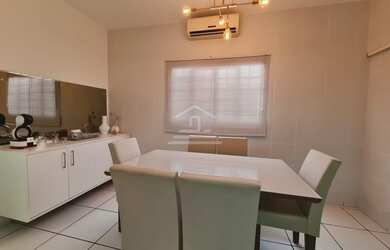 Imagem: A casa possui 3 Dormitórios, 2 Banheiros, 4 Vagas na garagem