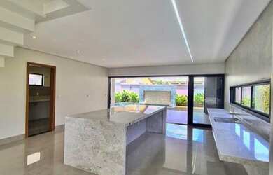 Imagem: A casa em condomínio possui 5 Dormitórios, 5 Banheiros, 4