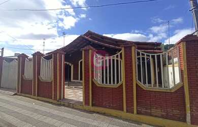 Imagem: A casa possui 3 Dormitórios, 2 Banheiros, 4 Vagas na garagem