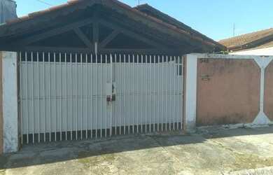 Imagem: A casa possui 3 Dormitórios, 1 Banheiro, 2 Vagas na garagem