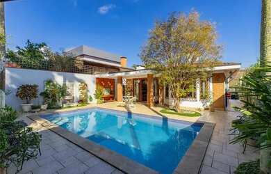 Imagem: A casa em condomínio possui 3 Dormitórios, 3 Banheiros, 228m²