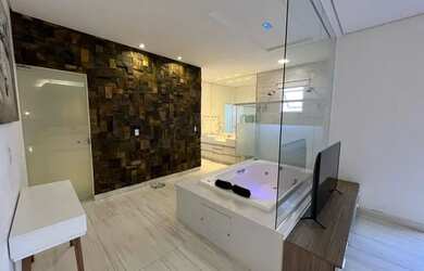 Imagem: A casa em condomínio possui 4 Dormitórios, 5 Banheiros, 4