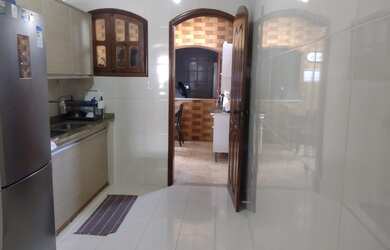 Imagem: A casa possui 3 Dormitórios, 3 Banheiros, 1 Vaga na garagem