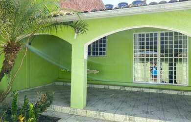 Imagem: A casa possui 4 Dormitórios, 2 Banheiros, 3 Vagas na garagem