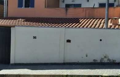 Imagem: A casa possui 5 Dormitórios, 2 Banheiros, 4 Vagas na garagem