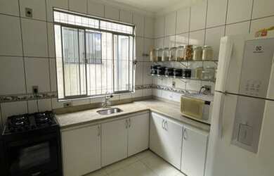 Imagem: A casa possui 3 Dormitórios, 1 Banheiro, 2 Vagas na garagem