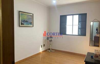 Imagem: A casa possui 3 Dormitórios, 2 Banheiros, 5 Vagas na garagem