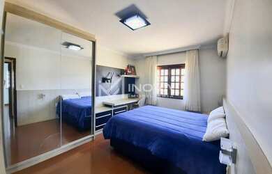 Imagem: A casa possui 3 Dormitórios, 2 Banheiros, 4 Vagas na garagem