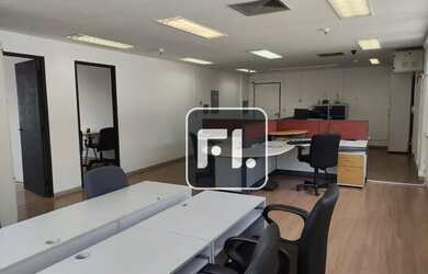 Imagem: O depósito possui 2 Vagas na garagem, 118m² de Área e está