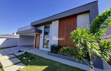 Imagem: A casa possui 3 Dormitórios, 2 Banheiros, 4 Vagas na garagem