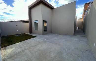 Imagem: A casa possui 3 Dormitórios, 2 Banheiros, 3 Vagas na garagem